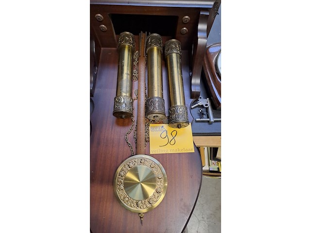 Lot 98 - pendule met decoratieve bronze elementen - afbeelding 3 van  4