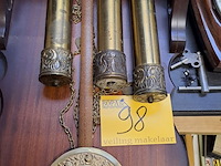 Lot 98 - pendule met decoratieve bronze elementen - afbeelding 3 van  4