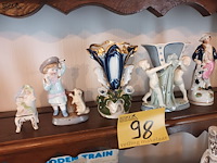 Lot 98 - porselein beeldjes en vaasjes. 5 stuks - afbeelding 1 van  5