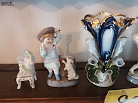 Lot 98 - porselein beeldjes en vaasjes. 5 stuks - afbeelding 2 van  5