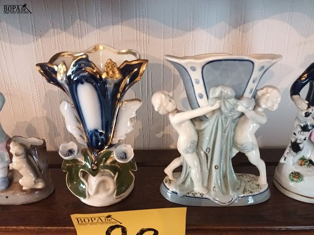 Lot 98 - porselein beeldjes en vaasjes. 5 stuks - afbeelding 3 van  5