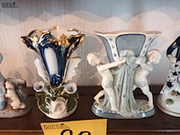 Lot 98 - porselein beeldjes en vaasjes. 5 stuks - afbeelding 3 van  5