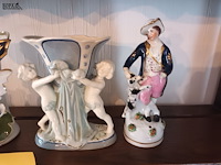 Lot 98 - porselein beeldjes en vaasjes. 5 stuks - afbeelding 4 van  5