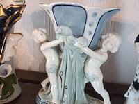 Lot 98 - porselein beeldjes en vaasjes. 5 stuks - afbeelding 5 van  5