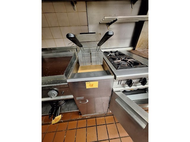 Lot 98 - professionele friteuse pitco - afbeelding 1 van  2