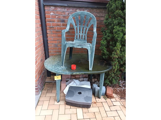 Lot 98 - pvc tuintafel, stoel en parasol voet - afbeelding 1 van  3