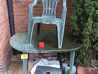 Lot 98 - pvc tuintafel, stoel en parasol voet - afbeelding 1 van  3