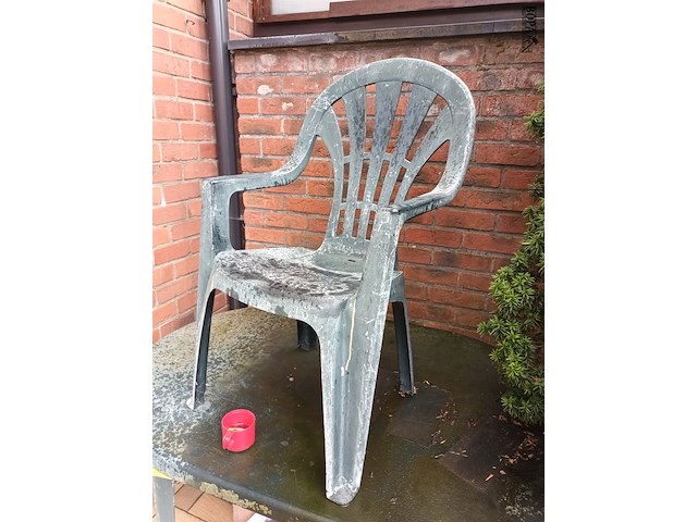 Lot 98 - pvc tuintafel, stoel en parasol voet - afbeelding 2 van  3