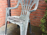 Lot 98 - pvc tuintafel, stoel en parasol voet - afbeelding 2 van  3