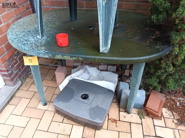 Lot 98 - pvc tuintafel, stoel en parasol voet - afbeelding 3 van  3