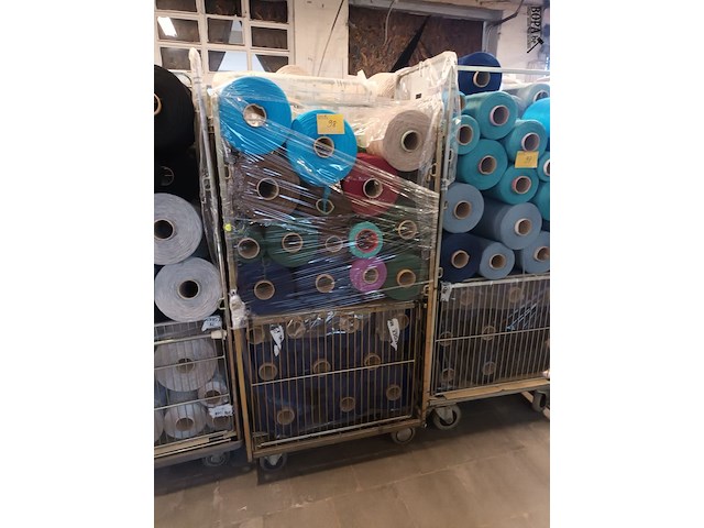 Lot 98 - rolcontainer met bobijnen garen - afbeelding 1 van  3