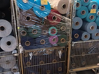 Lot 98 - rolcontainer met bobijnen garen - afbeelding 1 van  3