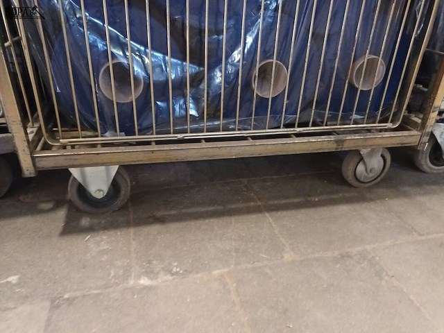 Lot 98 - rolcontainer met bobijnen garen - afbeelding 2 van  3