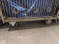 Lot 98 - rolcontainer met bobijnen garen - afbeelding 2 van  3