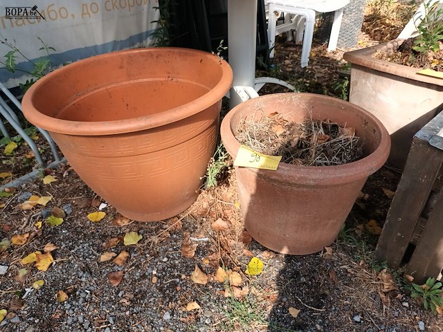 Lot 98 - ronde bloempot. 2 stuks - afbeelding 1 van  3