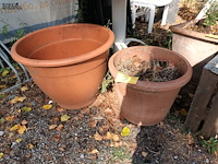 Lot 98 - ronde bloempot. 2 stuks - afbeelding 1 van  3