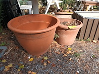 Lot 98 - ronde bloempot. 2 stuks - afbeelding 2 van  3