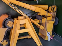 Lot 98 - vintage speelgoed: camions, kranen 4 - afbeelding 3 van  5