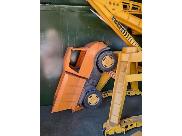Lot 98 - vintage speelgoed: camions, kranen 4 - afbeelding 4 van  5
