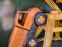Lot 98 - vintage speelgoed: camions, kranen 4 - afbeelding 4 van  5