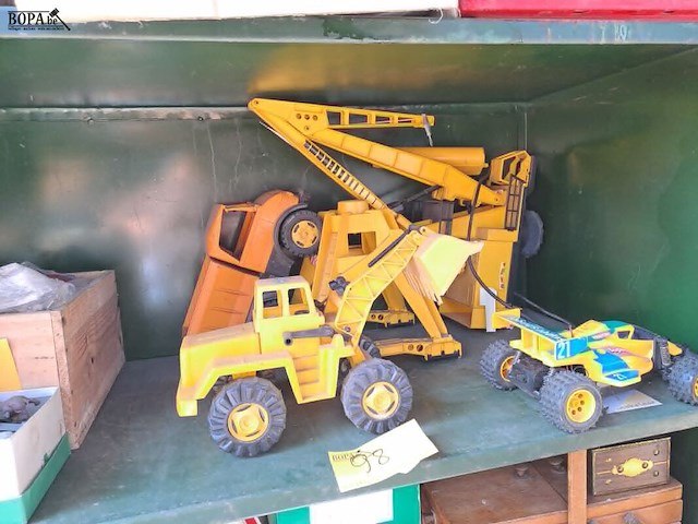 Lot 98 - vintage speelgoed: camions, kranen 4 - afbeelding 5 van  5