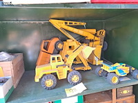 Lot 98 - vintage speelgoed: camions, kranen 4 - afbeelding 5 van  5