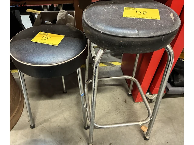 Lot 98 - vintage verchroomde metalen barkrukken - 2 stuks - afbeelding 1 van  3