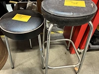 Lot 98 - vintage verchroomde metalen barkrukken - 2 stuks