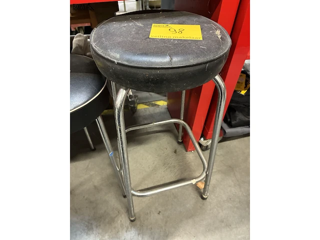 Lot 98 - vintage verchroomde metalen barkrukken - 2 stuks - afbeelding 3 van  3