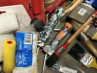 Lot 99 - diverse schildersbenodigdheden: verfrollers, kwasten,… circa - afbeelding 3 van  6