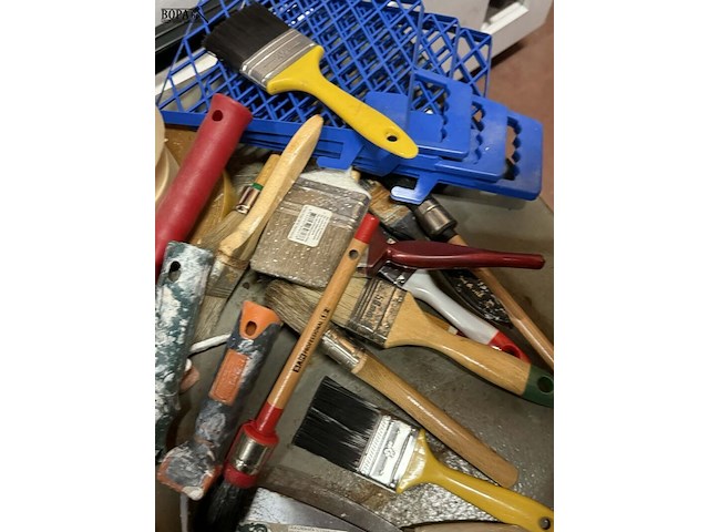 Lot 99 - diverse schildersbenodigdheden: verfrollers, kwasten,… circa - afbeelding 4 van  6