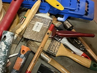 Lot 99 - diverse schildersbenodigdheden: verfrollers, kwasten,… circa - afbeelding 4 van  6