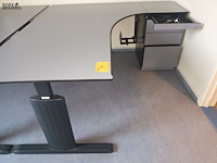 Lot 99 - hoekbureau met ladeblok - afbeelding 2 van  3