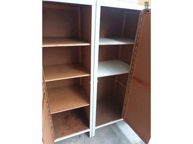 Lot 99 - houten opbergkast - afbeelding 2 van  3