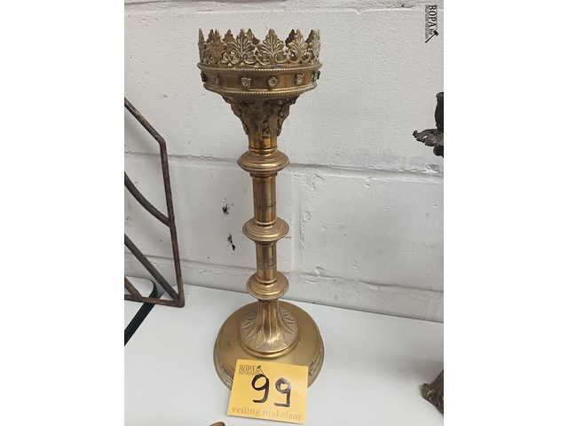 Lot 99 - kerkkandelaar in koper - afbeelding 1 van  3