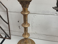 Lot 99 - kerkkandelaar in koper - afbeelding 1 van  3
