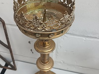 Lot 99 - kerkkandelaar in koper - afbeelding 2 van  3