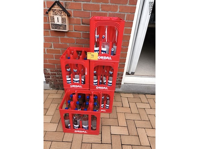 Lot 99 - leeggoed en plat water - afbeelding 1 van  4