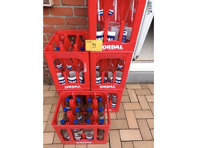 Lot 99 - leeggoed en plat water - afbeelding 4 van  4