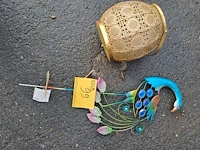 Lot 99 - metalen pauw tuindecoratie en gouden kaarsenhouder