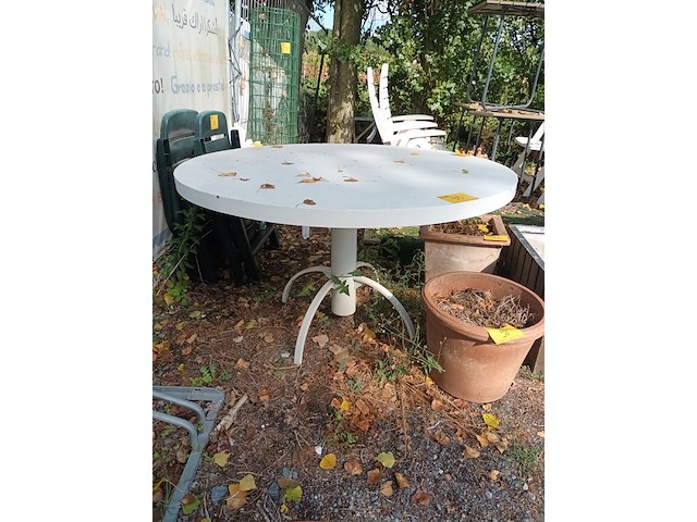 Lot 99 - metalen ronde tuintafel - afbeelding 1 van  3