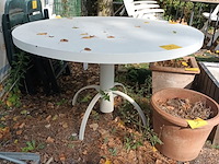 Lot 99 - metalen ronde tuintafel - afbeelding 1 van  3