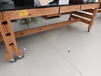 Lot 99 - mobiele houten werktafel - afbeelding 1 van  3