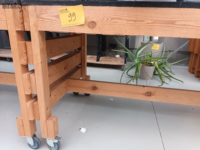 Lot 99 - mobiele houten werktafel - afbeelding 2 van  3