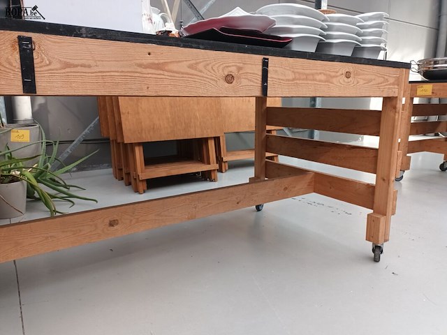 Lot 99 - mobiele houten werktafel - afbeelding 3 van  3