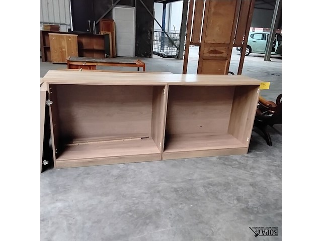 Lot 99 - moderne dressoirkast met melkglas in deuren verwerkt - afbeelding 1 van  2