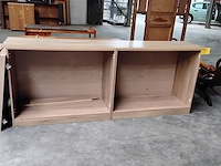 Lot 99 - moderne dressoirkast met melkglas in deuren verwerkt - afbeelding 1 van  2