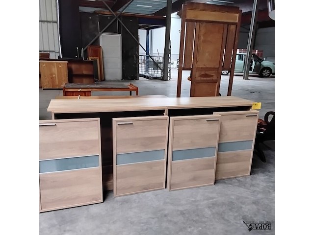 Lot 99 - moderne dressoirkast met melkglas in deuren verwerkt - afbeelding 2 van  2