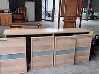 Lot 99 - moderne dressoirkast met melkglas in deuren verwerkt - afbeelding 2 van  2