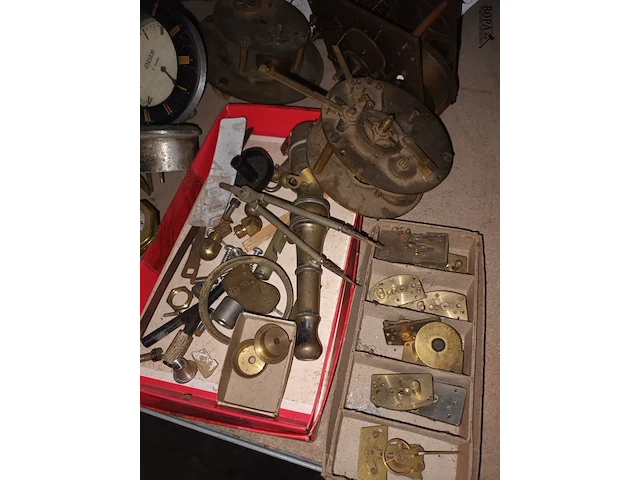 Lot 99 - onderdelen voor klokken en wekkers - afbeelding 2 van  5